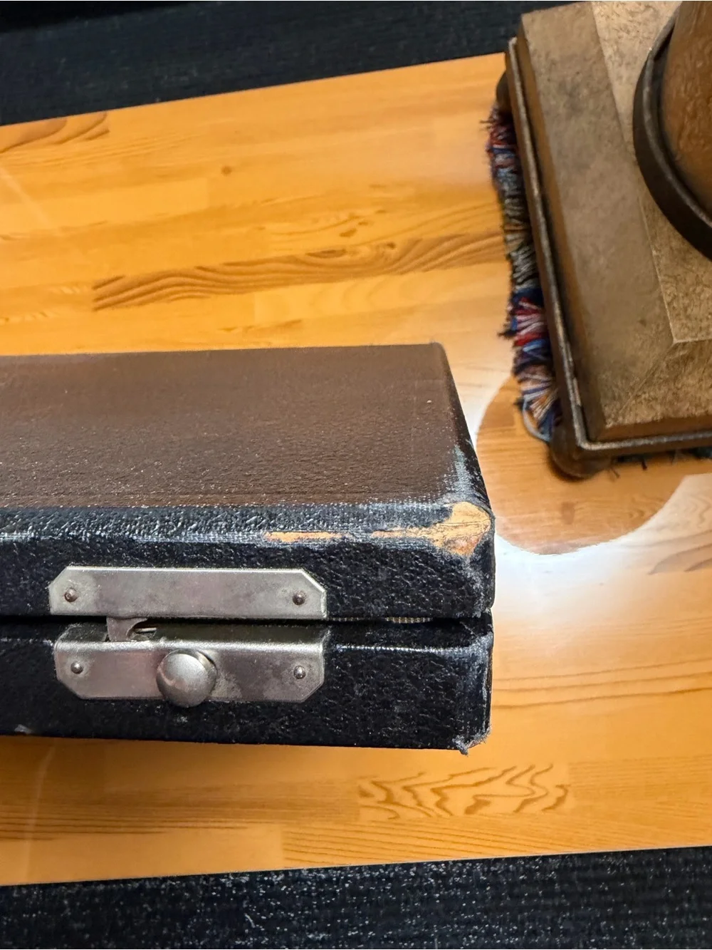 Black ring holder
